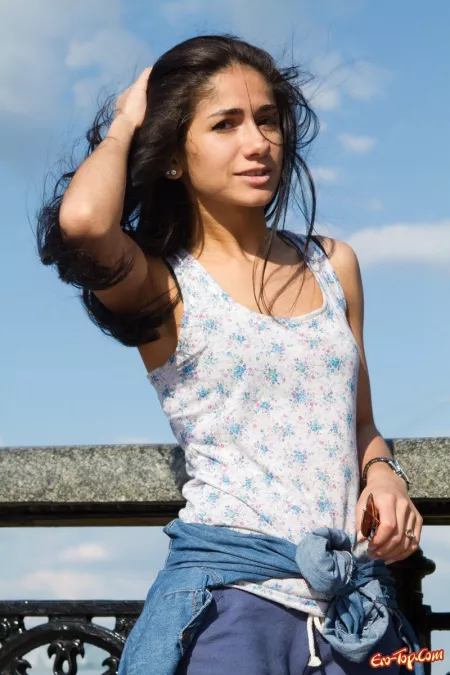 Летняя красота: эротическая фотосессия на природе