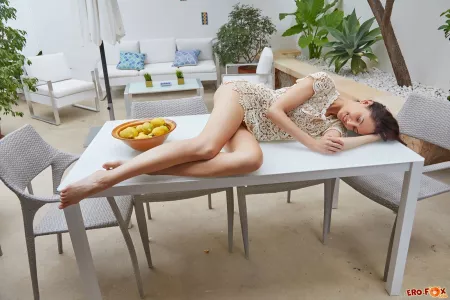 Эротическая фотосессия с улыбающейся и уютной Саде Мэр