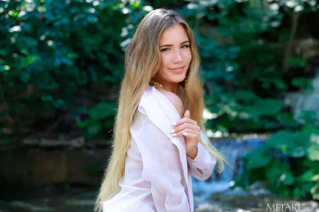 Летняя счастливая девушка на фотосессии