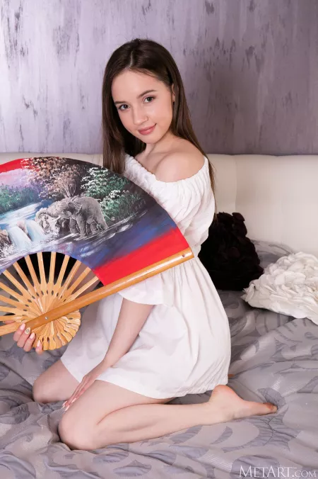 Веселая Сабрина: игривое фото на кровати