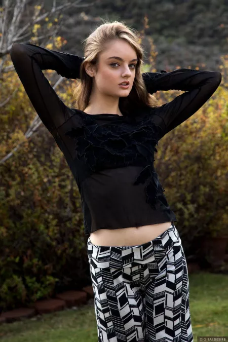 Элегантная брюнетка позирует голая