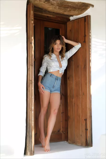 Летняя чувственность: Моника Ди на природе