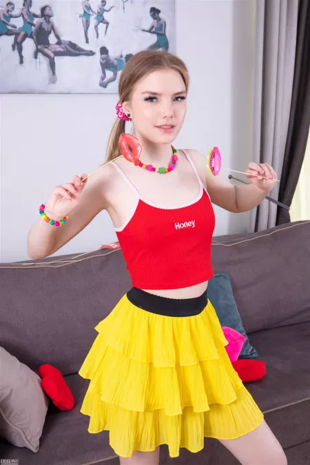 Веселая красотка Соа А. на диване