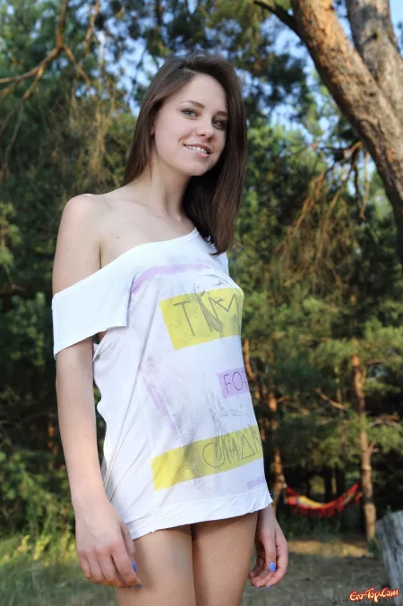 Барбара Ви в летней природе