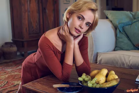 Счастливая девушка Лилит Ариэль дома