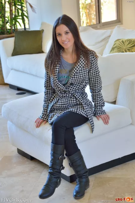 Веселая и уютная Aubrey позирует голая