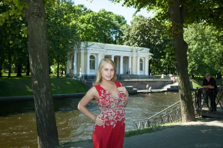Летняя фотосессия: Сарика А. в городском пейзаже