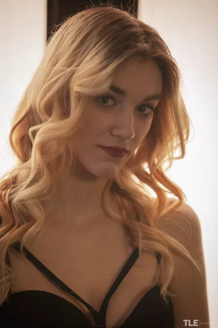 Очарование Нии Милан в эротическом белье