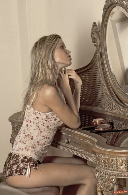 Эротическая фотосессия с обольстительной блондинкой